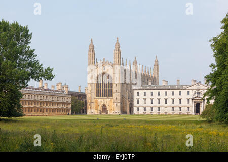 Les bâtiments de l'Université de Cambridge vu de l'arrière de la rivière Cam Banque D'Images