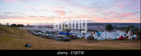 GLASTONBURY, Royaume-Uni - le 26 juin 2015 : vue panoramique sur le site du festival de Glastonbury au coucher du soleil de la King's Meadow Banque D'Images