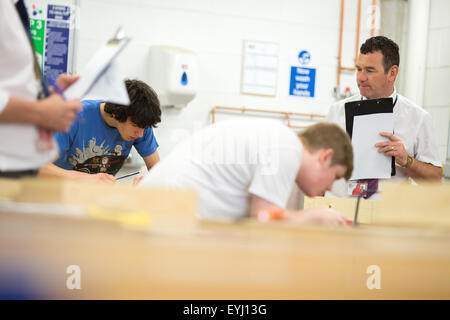 Les enseignants évaluent a woodwork class à Bolton College Banque D'Images