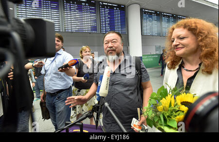 Munich, Allemagne. 30 juillet, 2015. L'artiste chinois et critique du régime Ai Weiwei arrive de Pékin à l'aéroport de Munich, et est reçu par Margarete Bause politicien vert bavarois, à Munich, Allemagne, 30 juillet 2015. Ai Weiwei's passport lui a été rendu il y a quelques jours. PHOTO : PETER KNEFFEL/DPA/Alamy Live News Banque D'Images