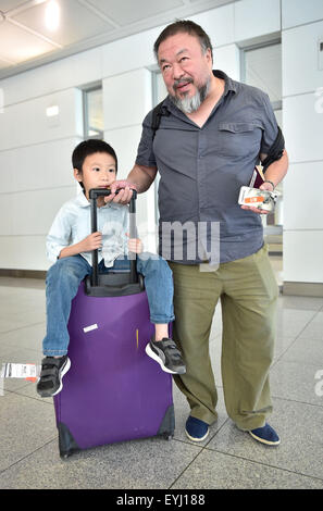 L'aéroport de Munich, Allemagne. 30 juillet, 2015. L'artiste chinois et critique du régime chinois Ai Weiwei avec son fils Ai Lao, après son arrivée à Beijing à l'aéroport de Munich, Allemagne, 30 juillet 2015. Ai Weiwei's passport lui a été rendu il y a quelques jours. PHOTO : PETER KNEFFEL/DPA/Alamy Live News Banque D'Images