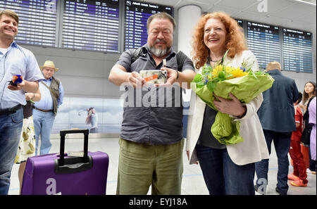 Munich, Allemagne. 30 juillet, 2015. L'artiste chinois et critique du régime Ai Weiwei arrive de Pékin à l'aéroport de Munich, et est reçu par Margarete Bause politicien vert bavarois, à Munich, Allemagne, 30 juillet 2015. Ai Weiwei's passport lui a été rendu il y a quelques jours. PHOTO : PETER KNEFFEL/DPA/Alamy Live News Banque D'Images