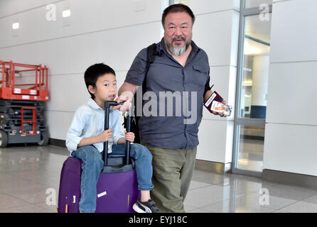 L'aéroport de Munich, Allemagne. 30 juillet, 2015. L'artiste chinois et critique du régime chinois Ai Weiwei avec son fils Ai Lao, après son arrivée à Beijing à l'aéroport de Munich, Allemagne, 30 juillet 2015. Ai Weiwei's passport lui a été rendu il y a quelques jours. PHOTO : PETER KNEFFEL/DPA/Alamy Live News Banque D'Images