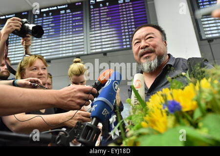 L'aéroport de Munich, Allemagne. 30 juillet, 2015. L'artiste chinois et critique du régime Ai Weiwei entouré par la presse comme il arrive de Pékin à l'aéroport de Munich, Allemagne, 30 juillet 2015. Ai Weiwei's passport lui a été rendu il y a quelques jours. PHOTO : PETER KNEFFEL/DPA/Alamy Live News Banque D'Images