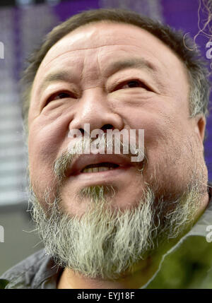 L'aéroport de Munich, Allemagne. 30 juillet, 2015. L'artiste chinois et critique du régime Ai Weiwei en provenance de Beijing à l'aéroport de Munich, Allemagne, 30 juillet 2015. Ai Weiwei's passport lui a été rendu il y a quelques jours. PHOTO : PETER KNEFFEL/DPA/Alamy Live News Banque D'Images