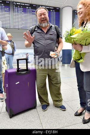 Munich, Allemagne. 30 juillet, 2015. L'artiste chinois et critique du régime Ai Weiwei arrive de Pékin à l'aéroport de Munich, et est reçu par Margarete Bause politicien vert bavarois, à Munich, Allemagne, 30 juillet 2015. Ai Weiwei's passport lui a été rendu il y a quelques jours. PHOTO : PETER KNEFFEL/DPA/Alamy Live News Banque D'Images