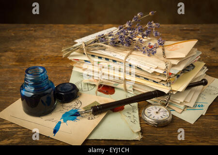 Et bien d'encre Vintage stylo sur une table avec des lettres anciennes Banque D'Images