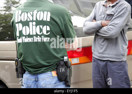 Officier de police en civil s'adresse à un homme à Boston, Massachusetts, USA Banque D'Images