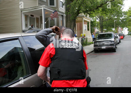 L'homme d'être fouillé par agent de police en civil à Boston, Massachusetts, USA Banque D'Images