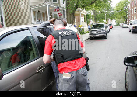 L'homme d'être fouillé par agent de police en civil à Boston, Massachusetts, USA Banque D'Images