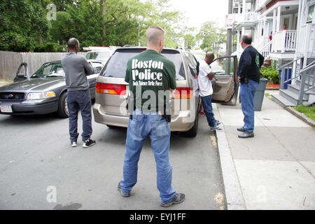 La Police de Boston en civil Ministère flics parler à deux hommes dans le sud de Boston, Massachusetts, USA Banque D'Images