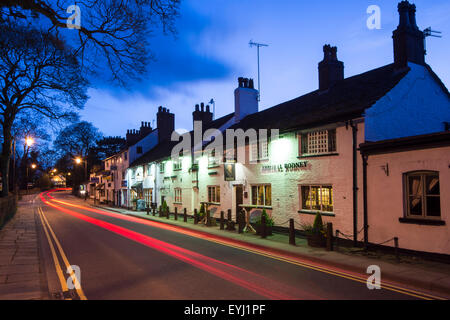L'amiral Rodney en Prestbury Village, la nuit, près de Prestbury, Macclesfield, Cheshire.
