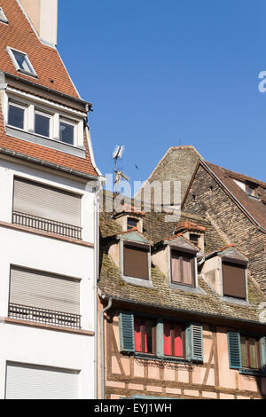 Maisons traditionnelles et modernes dans la Petite France de Strasbourg Banque D'Images