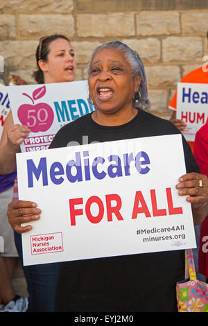 Detroit, Michigan, USA. 30 juillet, 2015. Les infirmières, les membres de l'union, et de retraités s'unissent pour améliorer l'assurance-maladie, à l'occasion du 50e anniversaire du programme. Ils veulent développer l'assurance-maladie pour couvrir tout le monde. Crédit : Jim West/Alamy Live News Banque D'Images