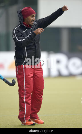 Hambourg, Allemagne. 30 juillet, 2015. Jamilon Muelders entraîneur de l'Allemagne au cours de la gestuelle, women's international match de hockey à Hambourg, Allemagne, 30 juillet 2015. PHOTO : MARCUS BRANDT/DPA/Alamy Live News Banque D'Images