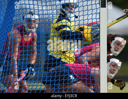 Hambourg, Allemagne. 30 juillet, 2015. Joueurs de l'Ecosse à protéger leurs visages avec des masques pour un coin pendant le match de hockey international des femmes à Hambourg, Allemagne, 30 juillet 2015. PHOTO : MARCUS BRANDT/DPA/Alamy Live News Banque D'Images