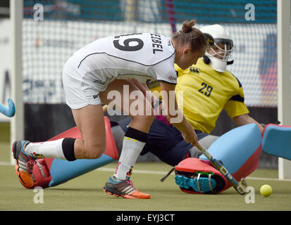 Hambourg, Allemagne. 30 juillet, 2015. L'Allemagne Marie Maevers (r) et l'Ecosse de gardien Amy Gibson en concurrence pour le ballon pendant le match de hockey international des femmes à Hambourg, Allemagne, 30 juillet 2015. PHOTO : MARCUS BRANDT/DPA/Alamy Live News Banque D'Images