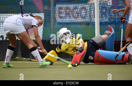 Hambourg, Allemagne. 30 juillet, 2015. L'Allemagne Charlotte Stapenhorst (l) et le gardien de l'Écosse Amy Gibson en concurrence pour le ballon pendant le match de hockey international des femmes à Hambourg, Allemagne, 30 juillet 2015. PHOTO : MARCUS BRANDT/DPA/Alamy Live News Banque D'Images