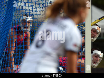 Hambourg, Allemagne. 30 juillet, 2015. Joueurs de l'Ecosse à protéger leurs visages avec des masques pour un coin pendant le match de hockey international des femmes à Hambourg, Allemagne, 30 juillet 2015. PHOTO : MARCUS BRANDT/DPA/Alamy Live News Banque D'Images