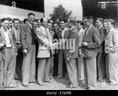 Le nouveau gestionnaire de Wolverhampton Wanderers football club Stan Cullis en 1949. Billy Wright, serre la main vu par les joueurs l'avant-saison get- ensemble. Banque D'Images