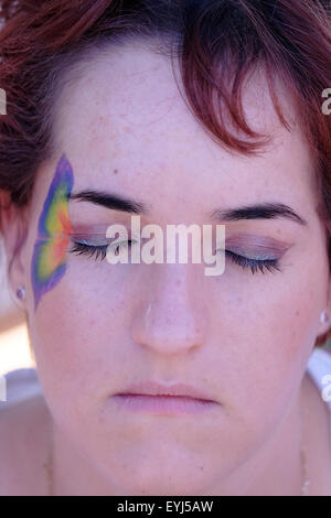 Un Juif avec un arc-en-ciel la peinture dans son visage prenant part à l'assemblée annuelle Gay Pride à Jérusalem le 30 juillet 2015. Israël est largement considérée comme ayant des droits des homosexuels, les politiques libérales en dépit de l'hostilité envers les homosexuels, particulièrement les hommes, dans la communauté juive ultra-orthodoxe Crédit : Eddie Gerald/Alamy Live News Banque D'Images