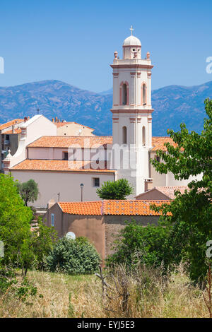 Petit village corse paysage vertical, vivant des maisons avec des toits en tuiles rouges et clocher. Piana, Corse du Sud, France Banque D'Images