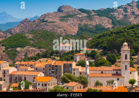 Petit village corse paysage, vivant des maisons avec des toits en tuiles rouges et clocher sur fond de montagnes. Piana, South C Banque D'Images