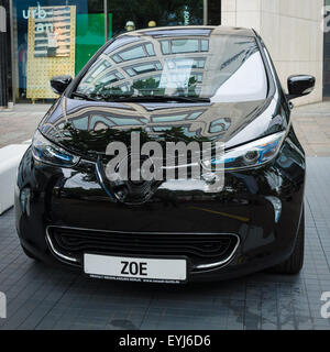 BERLIN - 14 juin 2015 : berline voiture électrique Renault Zoe. Les Classic Days sur Kurfuerstendamm. Banque D'Images