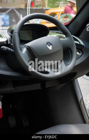 BERLIN - 14 juin 2015 : Cabine d'un véhicule électrique à deux places Renault Twizy Z.E. Les Classic Days sur Kurfuerstendamm. Banque D'Images