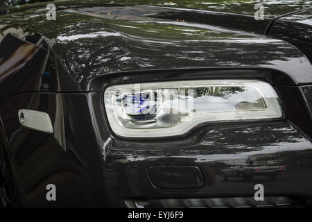 BERLIN - 14 juin 2015 : Fragment de la grande voiture de luxe Rolls-Royce Ghost (depuis 2010). Les Classic Days sur Kurfuerstendamm Banque D'Images