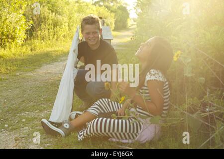 Amis de l'aventure pour attraper un oiseau. De rire et de cueillette des fleurs tout en faisant une pause, vraie sensation Banque D'Images