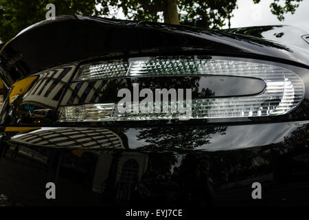 Feu d'une voiture de sport de luxe Aston Martin V8 Vantage N430 (depuis 2015). Les Classic Days sur Kurfuerstendamm. Banque D'Images