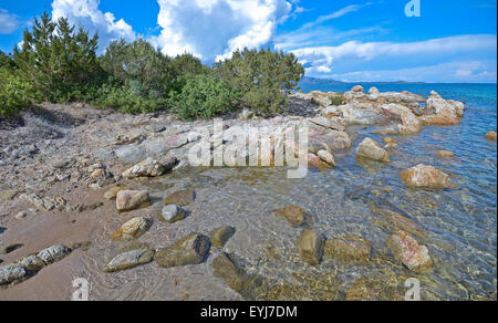 La Sardaigne, Italie : une plage rocheuse près de Golfo Aranci Banque D'Images