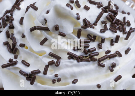 La crème fouettée avec des vermicelles de chocolat Banque D'Images