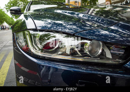 BERLIN - 14 juin 2015 : Fragment de l'exécutif compact car Jaguar XE 20D (depuis 2015). Les Classic Days sur Kurfuerstendamm. Banque D'Images