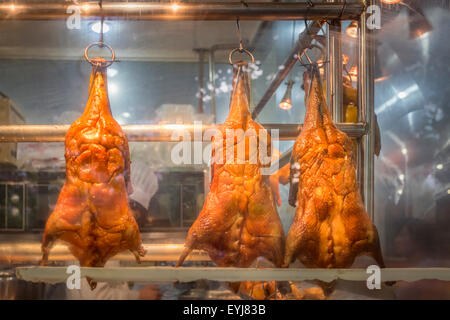 Trois canards rôtis dans une vitrine Banque D'Images