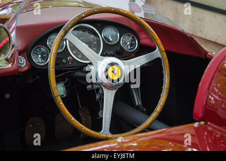 BERLIN - 14 juin 2015 : Pilotage d'une voiture de sport Ferrari 500 TR, 1956. Les Classic Days sur Kurfuerstendamm. Banque D'Images