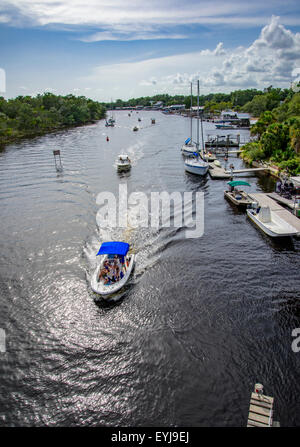 Nombre de bateaux de plaisance sur la rivière, Steimnhatchee Steinhatchee, FL Banque D'Images