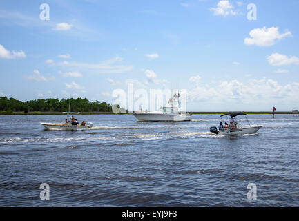 Nombre de bateaux de plaisance sur la rivière, Steimnhatchee Steinhatchee, FL Banque D'Images