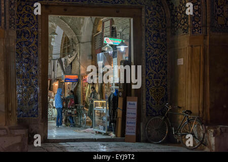 Boutique dans le Maidan-e Naqhsh-e Jahan dans la soirée, Isfahan, Iran Banque D'Images