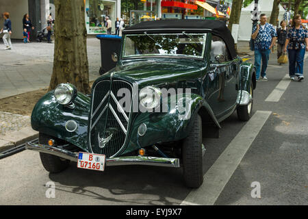 BERLIN - 14 juin 2015 : voiture de luxe de taille intermédiaire Citroen Traction Avant. Les Classic Days sur Kurfuerstendamm. Banque D'Images