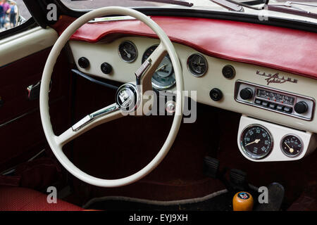 BERLIN - 14 juin 2015 : Cabine d'une voiture de sport Volkswagen Karmann Ghia. Les Classic Days sur Kurfuerstendamm. Banque D'Images