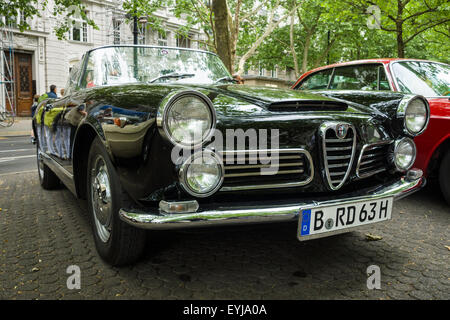 BERLIN - 14 juin 2015 : voiture de luxe Alfa Romeo 2600 Spider (Tipo 106), 1963. Corps par Carrozzeria Touring. Les Classic Days sur Kur Banque D'Images