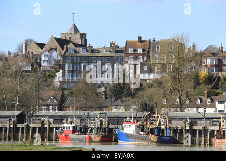 Un beau paysage de bateaux de pêche et la rivière dans la ville de Rye dans l'East Sussex montrant l'église maisons et boutiques Banque D'Images