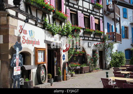 OBERNAI, FRANCE - 11 MAI 2015 : maisons à colombages, à Obernai, Alsace, France Banque D'Images