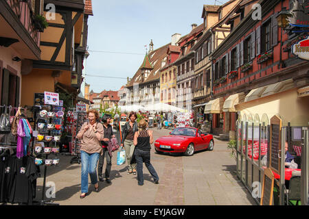 OBERNAI, FRANCE - 11 MAI 2015 : rue typique avec ses maisons à colombages, à Obernai, Alsace, France Banque D'Images