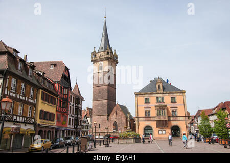 OBERNAI, FRANCE - 11 MAI 2015 : Chapelle Sainte Odile, tour de ville et fontaine sur la place du marché d'Obernai, Bas-Rhin, Als Banque D'Images