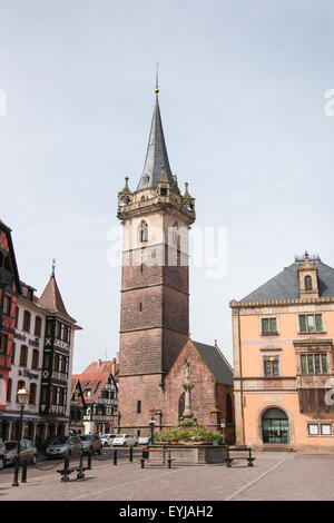 OBERNAI, FRANCE - 11 MAI 2015 : Chapelle Sainte Odile, tour de ville et fontaine sur la place du marché d'Obernai, Bas-Rhin, Als Banque D'Images