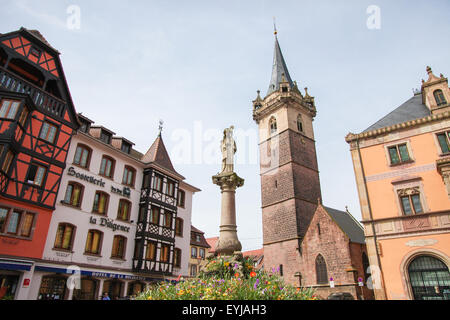 OBERNAI, FRANCE - 11 MAI 2015 : Chapelle Sainte Odile, tour de ville et fontaine sur la place du marché d'Obernai, Bas-Rhin, Als Banque D'Images