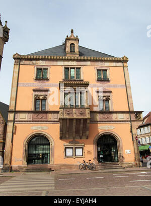 OBERNAI, FRANCE - 11 MAI 2015 : Hôtel de Ville sur la place du marché d'Obernai, Alsace, France Banque D'Images